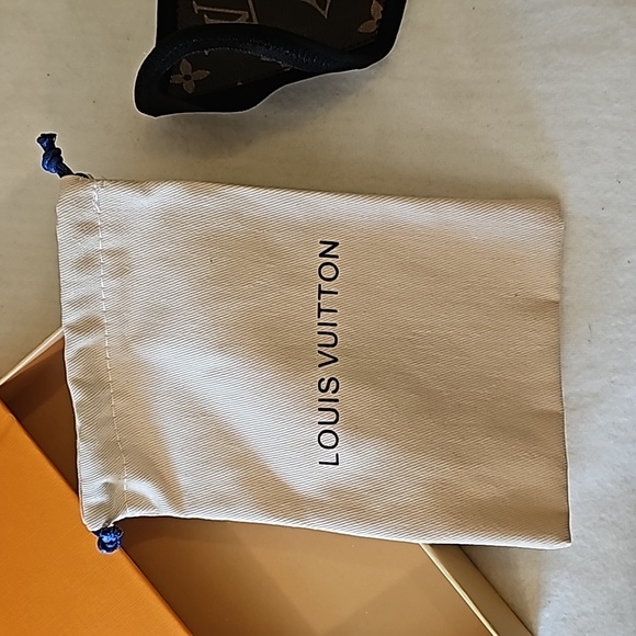 Louis Vuitton face mask - Picture 6 of 8